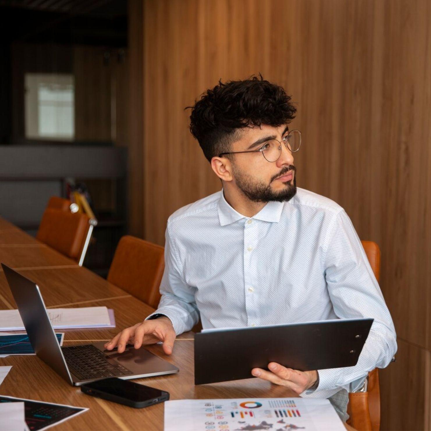 muestra las características del egreso